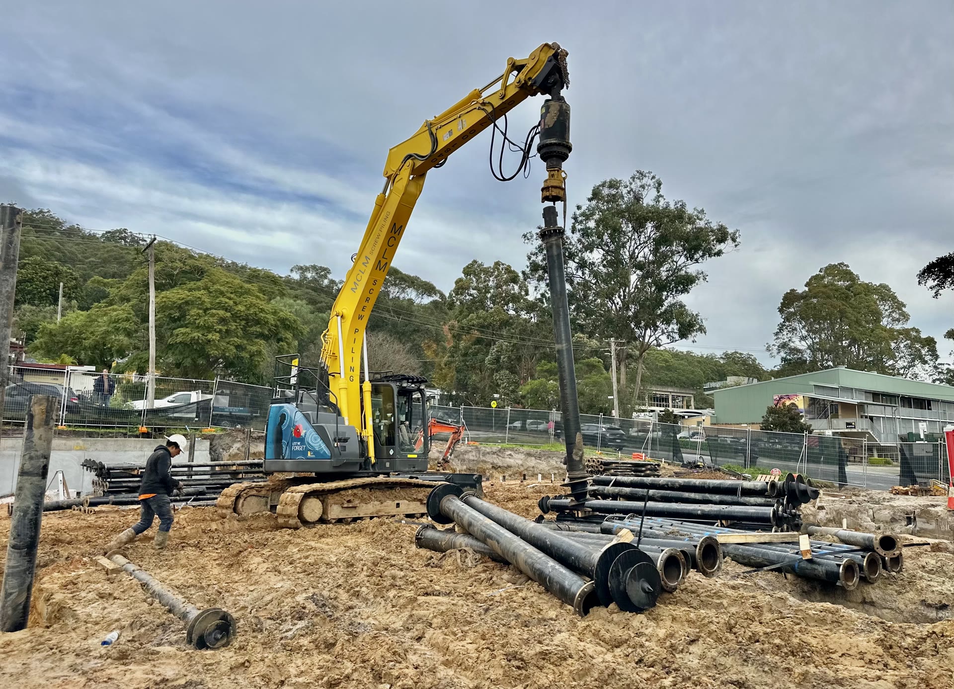 Compact piling rig operating on an outdoor construction site